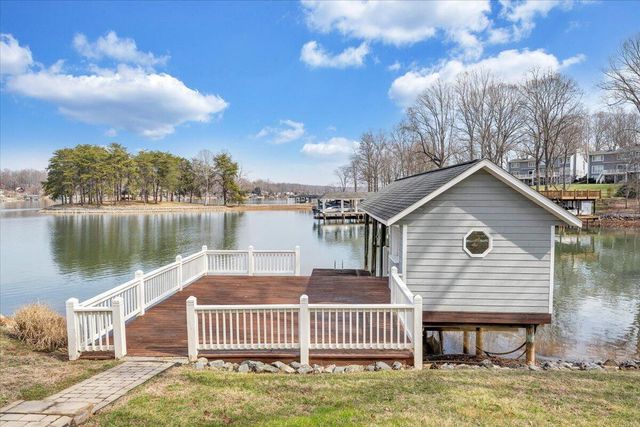 110 Windward DR, Moneta, VA 24121