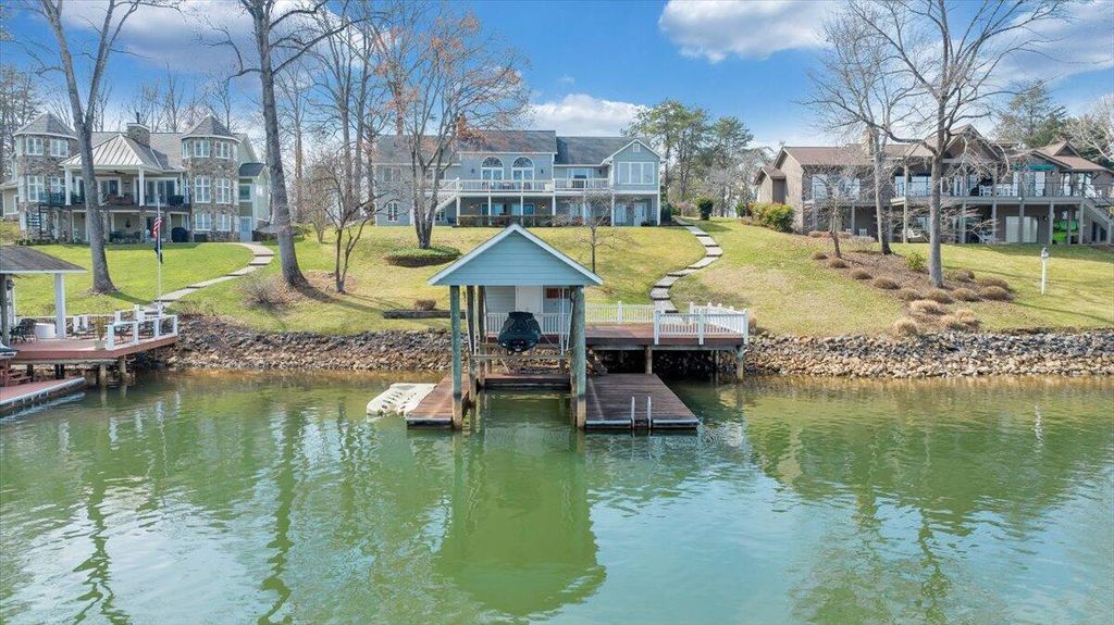 110 Windward DR, Moneta, VA 24121