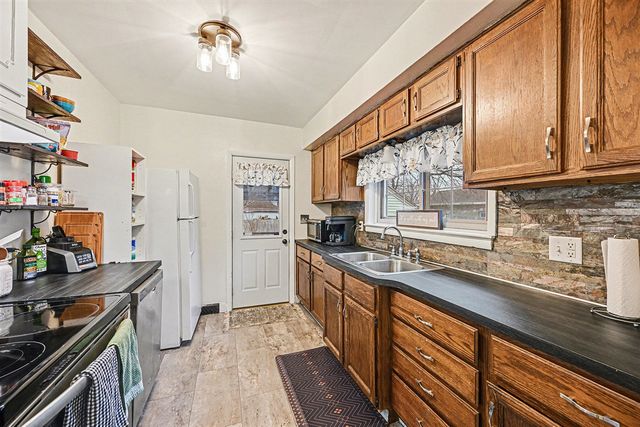 1221 Cambridge Drive, Kalamazoo, MI 49001