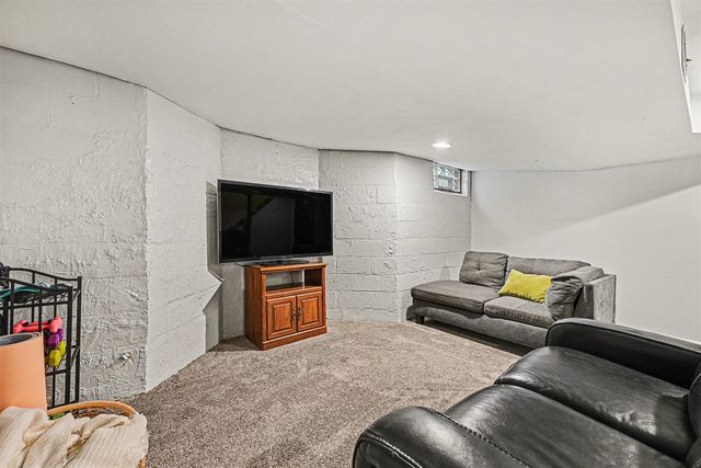 1221 Cambridge Drive, Kalamazoo, MI 49001