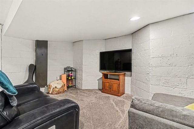 1221 Cambridge Drive, Kalamazoo, MI 49001