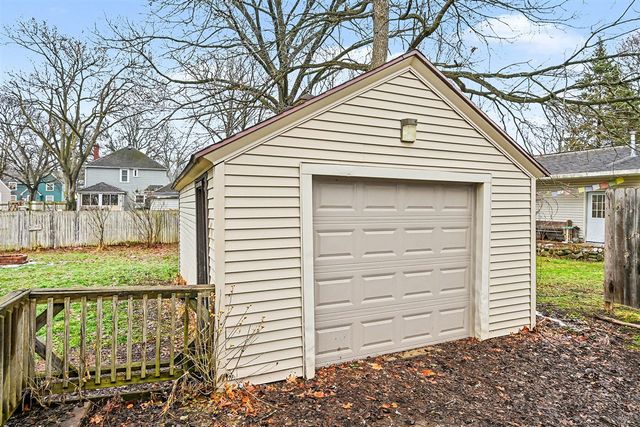 1221 Cambridge Drive, Kalamazoo, MI 49001