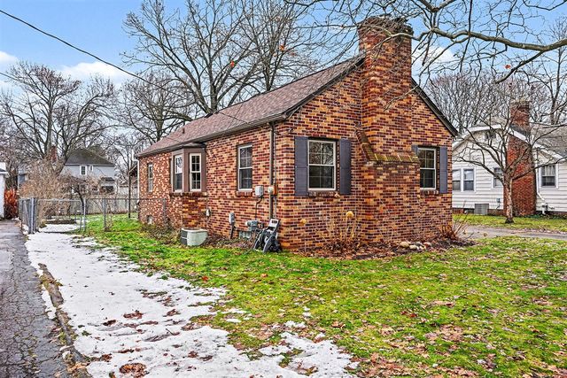 1221 Cambridge Drive, Kalamazoo, MI 49001