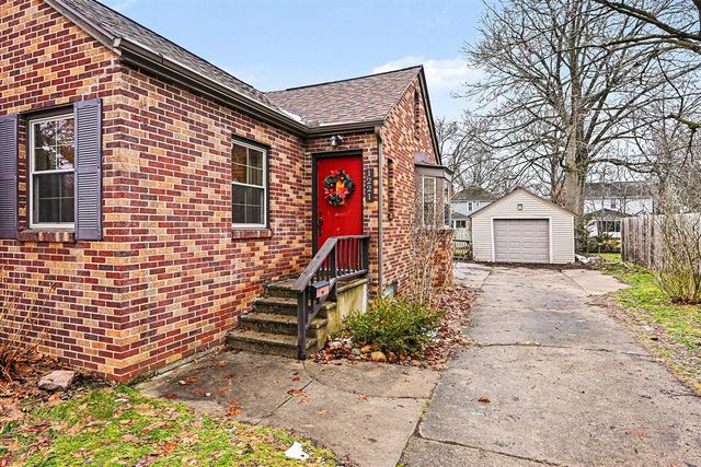 1221 Cambridge Drive, Kalamazoo, MI 49001