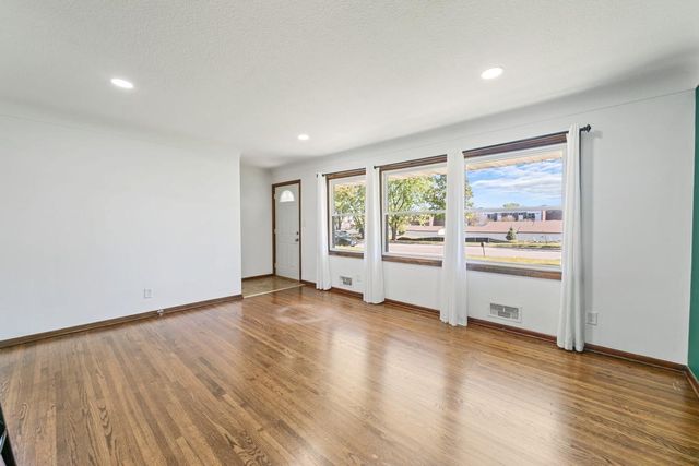 2727 Woodbridge Street, Roseville, MN 55113