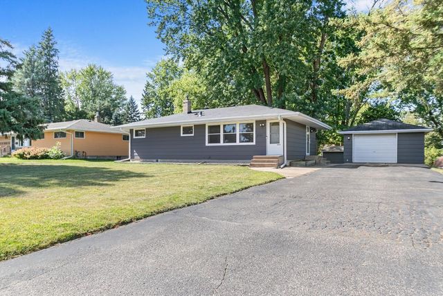 2727 Woodbridge Street, Roseville, MN 55113