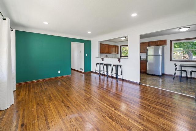 2727 Woodbridge Street, Roseville, MN 55113