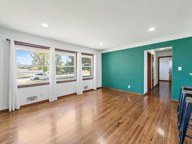 2727 Woodbridge Street, Roseville, MN 55113