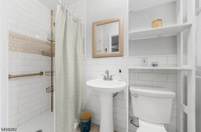 17 Ridge Rd, Raritan Twp., NJ 08822