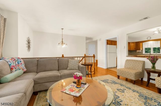 17 Ridge Rd, Raritan Twp., NJ 08822