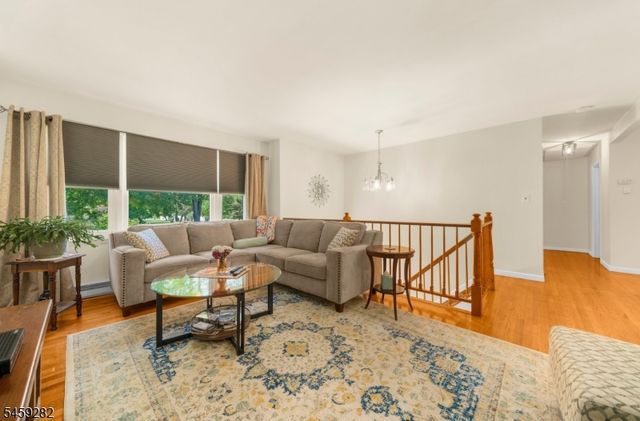 17 Ridge Rd, Raritan Twp., NJ 08822