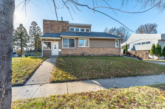 1015 11th Avenue S, Moorhead, MN 56560