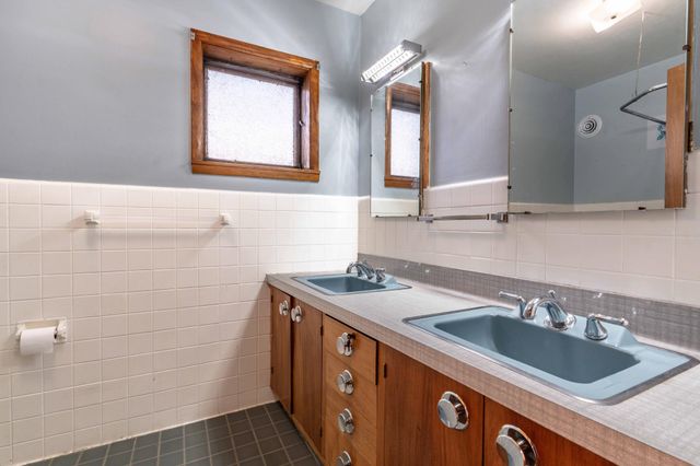 1015 11th Avenue S, Moorhead, MN 56560