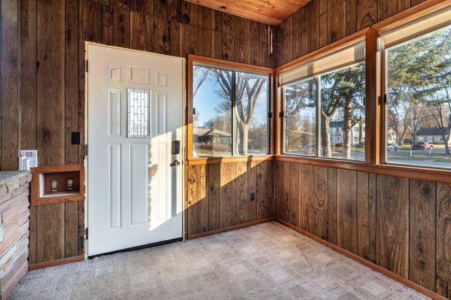 1015 11th Avenue S, Moorhead, MN 56560