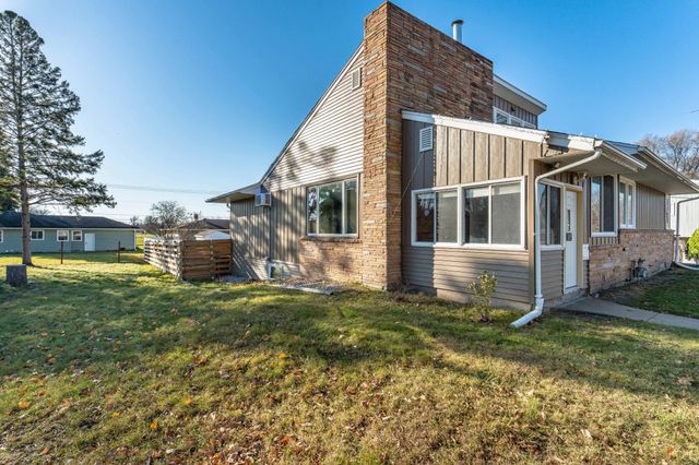 1015 11th Avenue S, Moorhead, MN 56560
