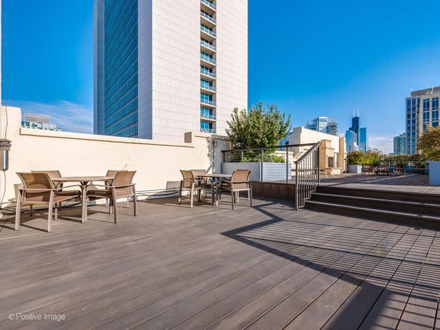 758 N Larrabee Street 523, Chicago, IL 60654