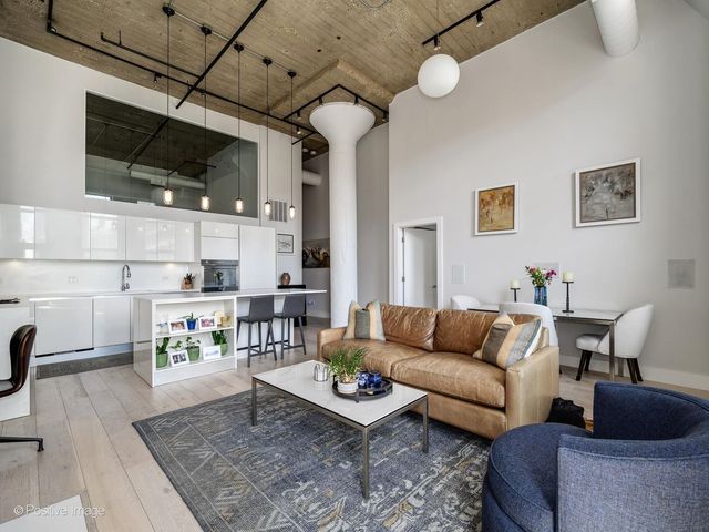 758 N Larrabee Street 523, Chicago, IL 60654