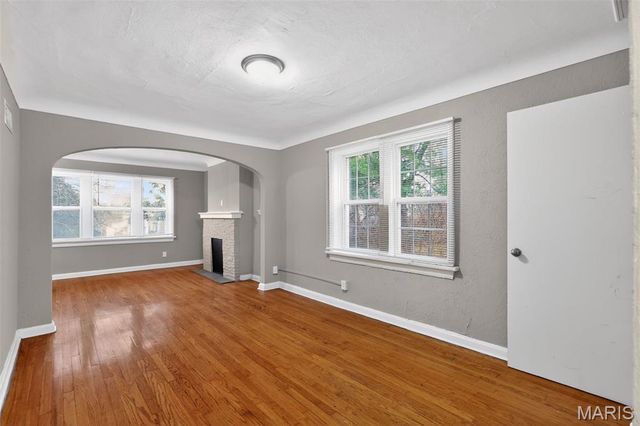 2432 Mary Avenue, St Louis, MO 63136