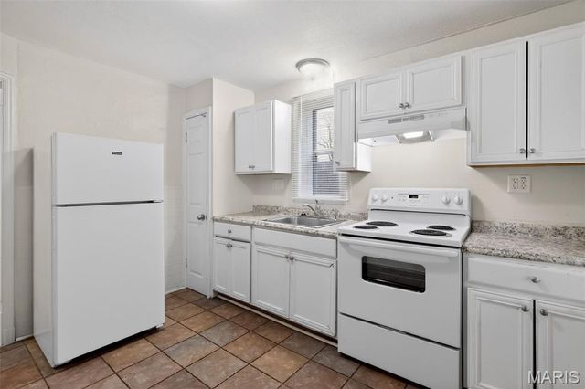 2432 Mary Avenue, St Louis, MO 63136