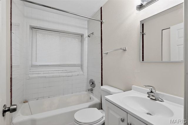 2432 Mary Avenue, St Louis, MO 63136