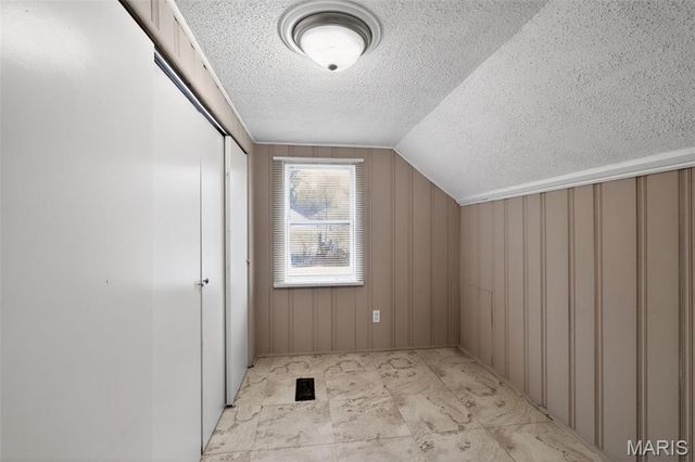 2432 Mary Avenue, St Louis, MO 63136