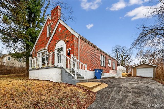 2432 Mary Avenue, St Louis, MO 63136