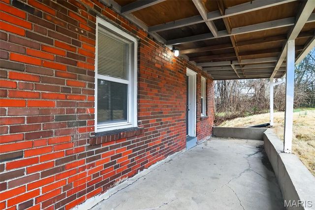 2432 Mary Avenue, St Louis, MO 63136