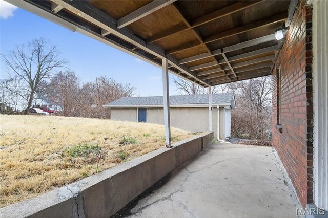 2432 Mary Avenue, St Louis, MO 63136