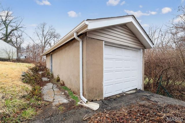 2432 Mary Avenue, St Louis, MO 63136