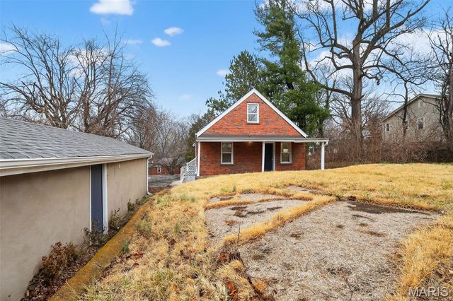 2432 Mary Avenue, St Louis, MO 63136