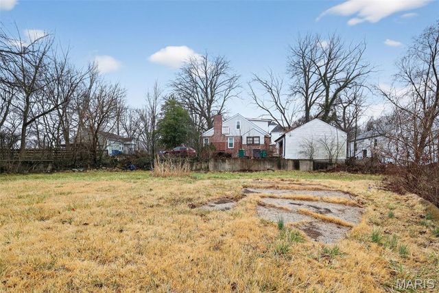 2432 Mary Avenue, St Louis, MO 63136