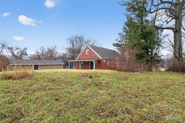 2432 Mary Avenue, St Louis, MO 63136