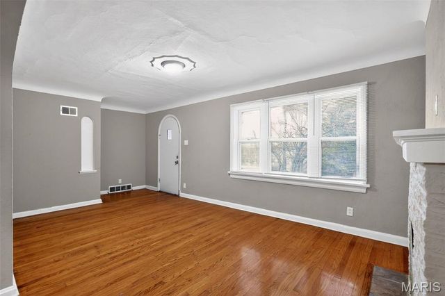 2432 Mary Avenue, St Louis, MO 63136