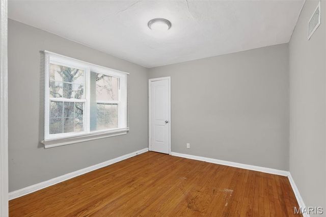 2432 Mary Avenue, St Louis, MO 63136