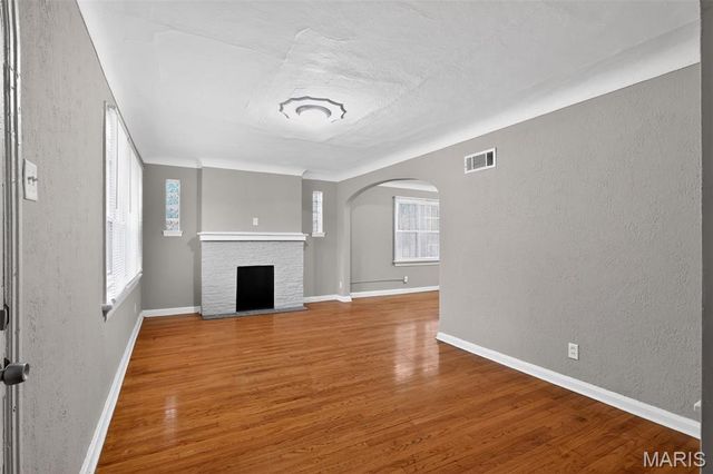 2432 Mary Avenue, St Louis, MO 63136