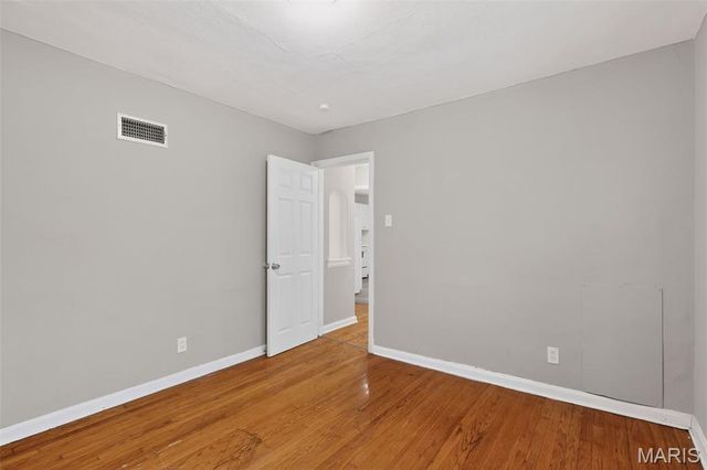 2432 Mary Avenue, St Louis, MO 63136