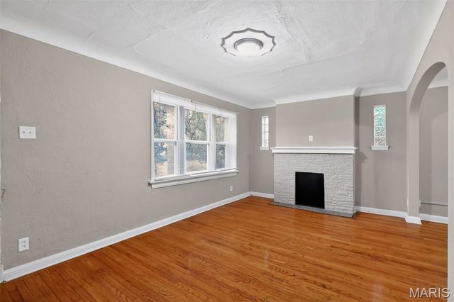 2432 Mary Avenue, St Louis, MO 63136