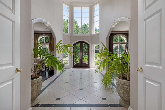 926 Overton Lea Rd, Nashville, TN 37220