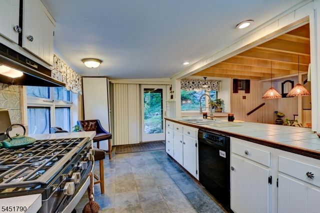 18 Bott Ln, Montville Twp., NJ 07082