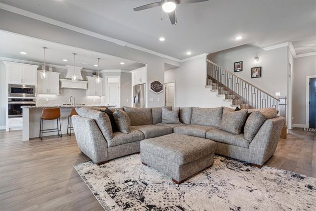 907 Red Oak Loop, Elm Springs, AR 72762