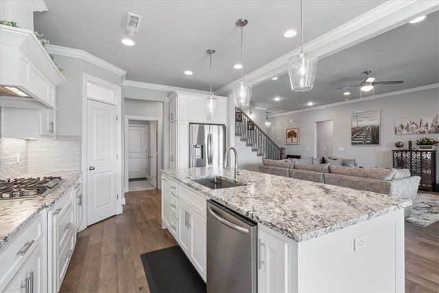 907 Red Oak Loop, Elm Springs, AR 72762