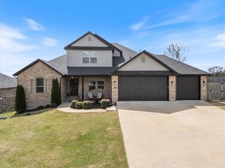 907 Red Oak Loop, Elm Springs, AR 72762