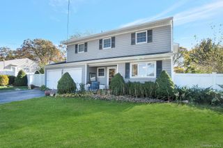 26 Fran Lane, Selden, NY 11784