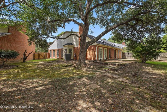 42 Robinwood Place, Jackson, MS 39211