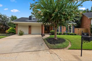 42 Robinwood Place, Jackson, MS 39211