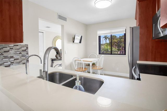 304 Racquet Club Rd 203, Weston, FL 33326