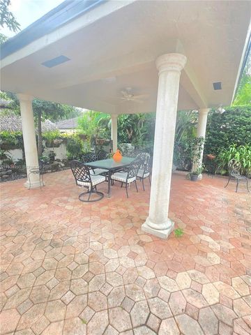 16422 NW 83rd Place, Miami Lakes, FL 33016