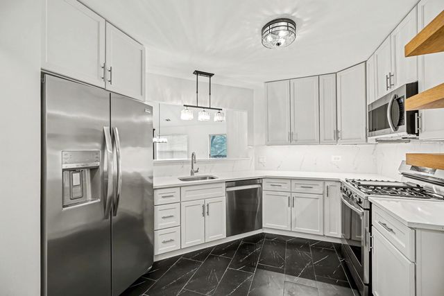 2012 N Silver Lake Road 2012, Arlington Heights, IL 60004