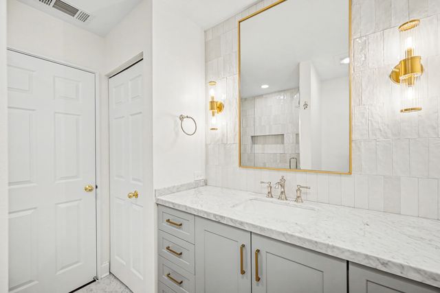 2012 N Silver Lake Road 2012, Arlington Heights, IL 60004