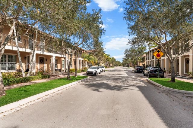 14725 SW 11th St, Pembroke Pines, FL 33027